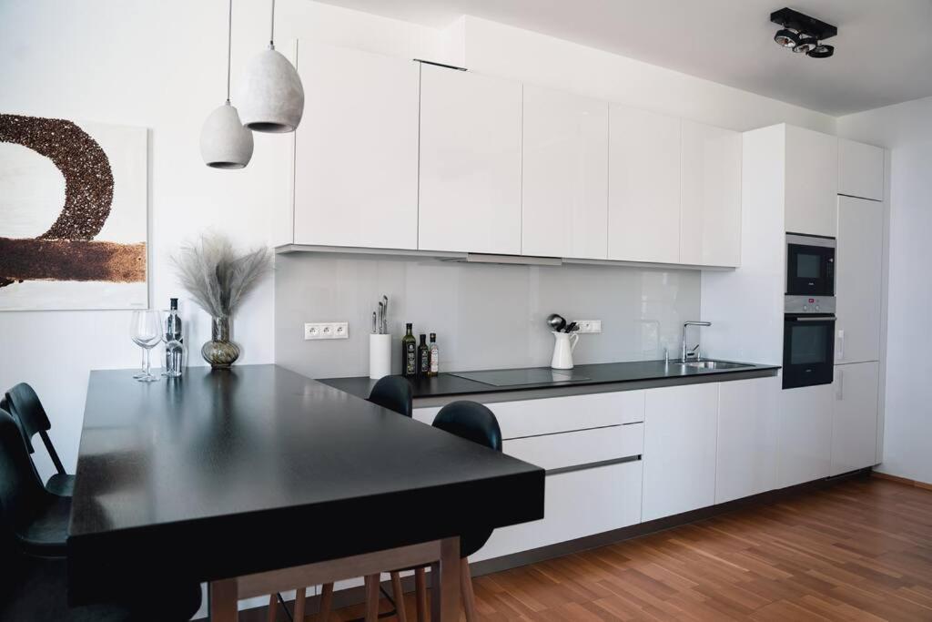 Prague Marina River View Apartment Close To City Centre Free Parking Kültér fotó