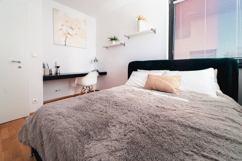 Prague Marina River View Apartment Close To City Centre Free Parking Kültér fotó