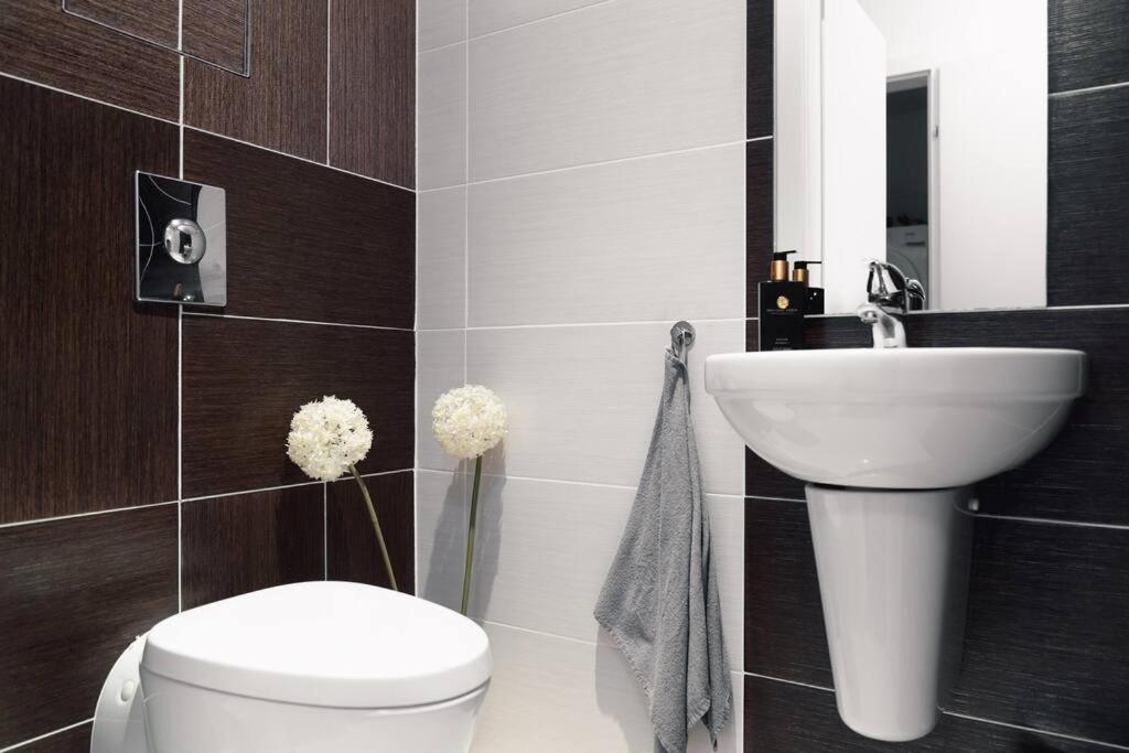 Prague Marina River View Apartment Close To City Centre Free Parking Kültér fotó